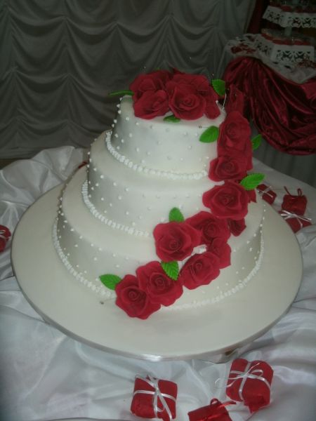 Bolo de casamento com flores vermelhas